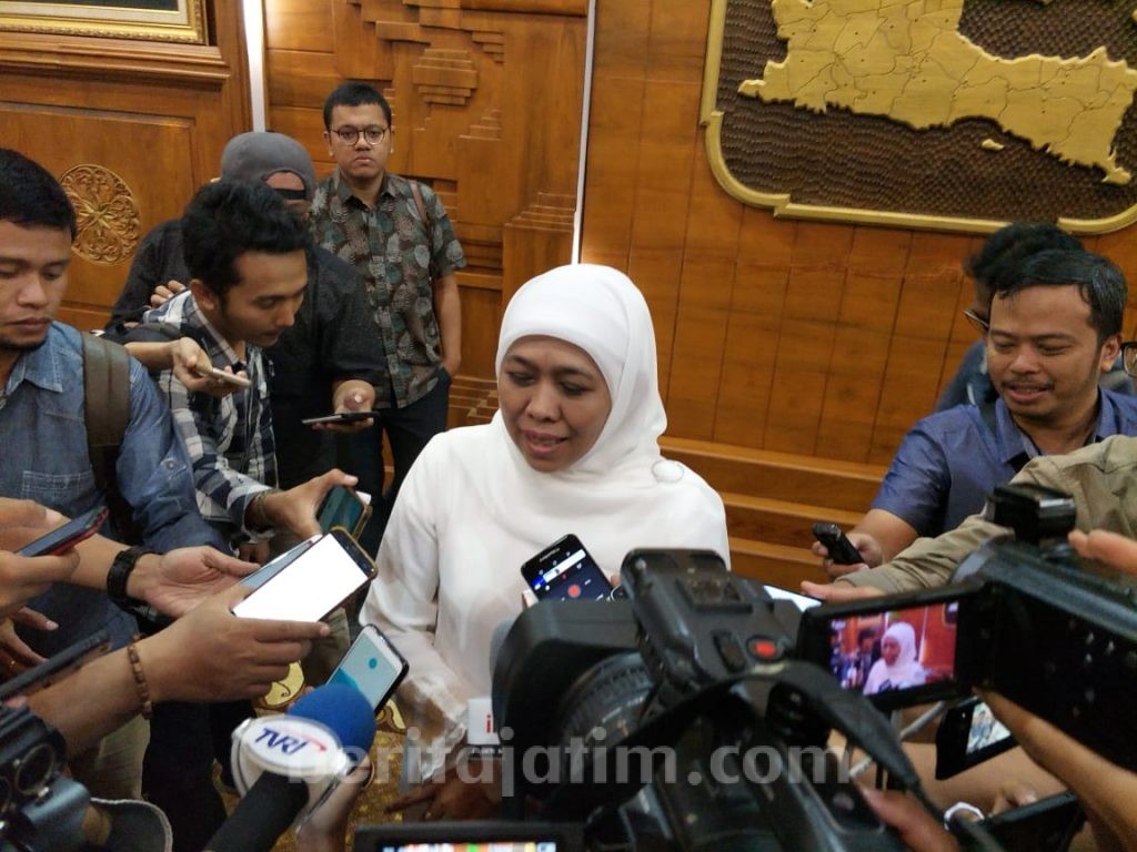 Khofifah: Saya Kaget, Silakan Tanya Mas Rommy!