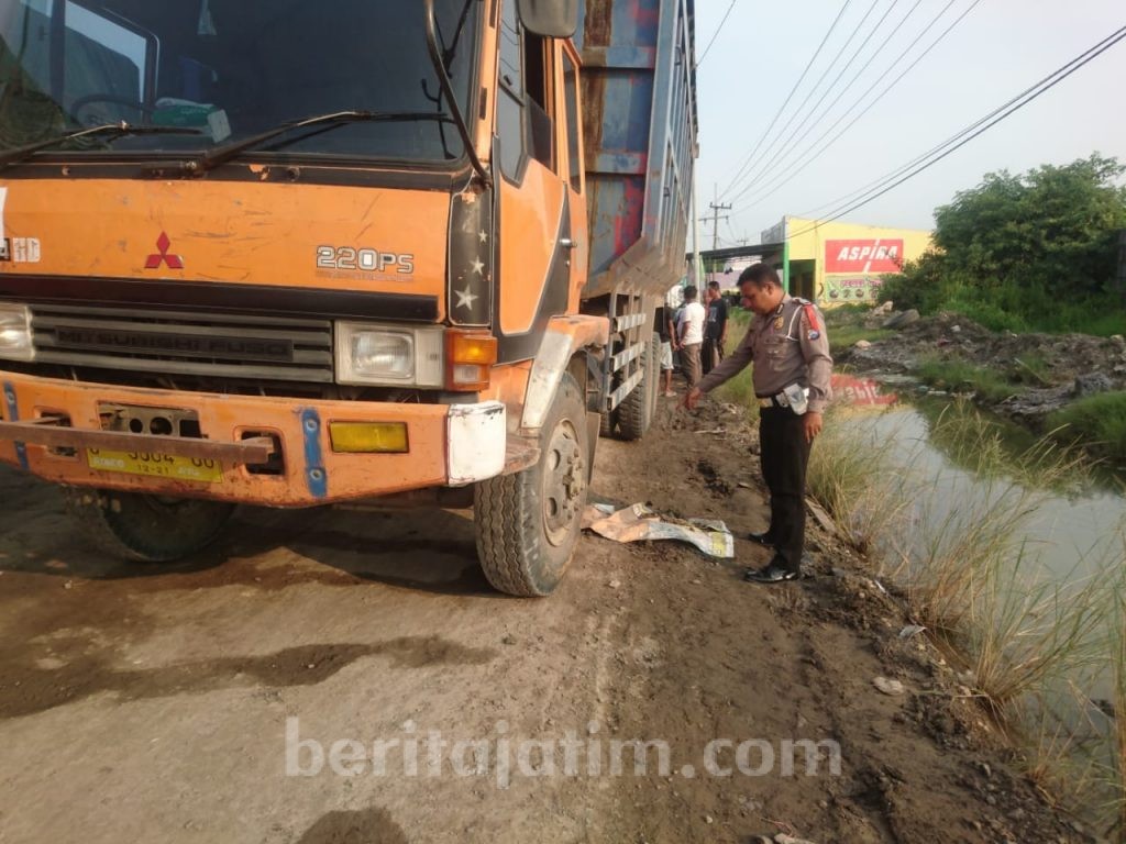 Dahului Truk, Pengendara Motor Tewas Terlindas