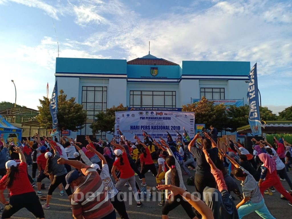 Puncak HPN, PWI Kediri Gelar Senam Bersama di Car Free Day Simpang Lima Gumul