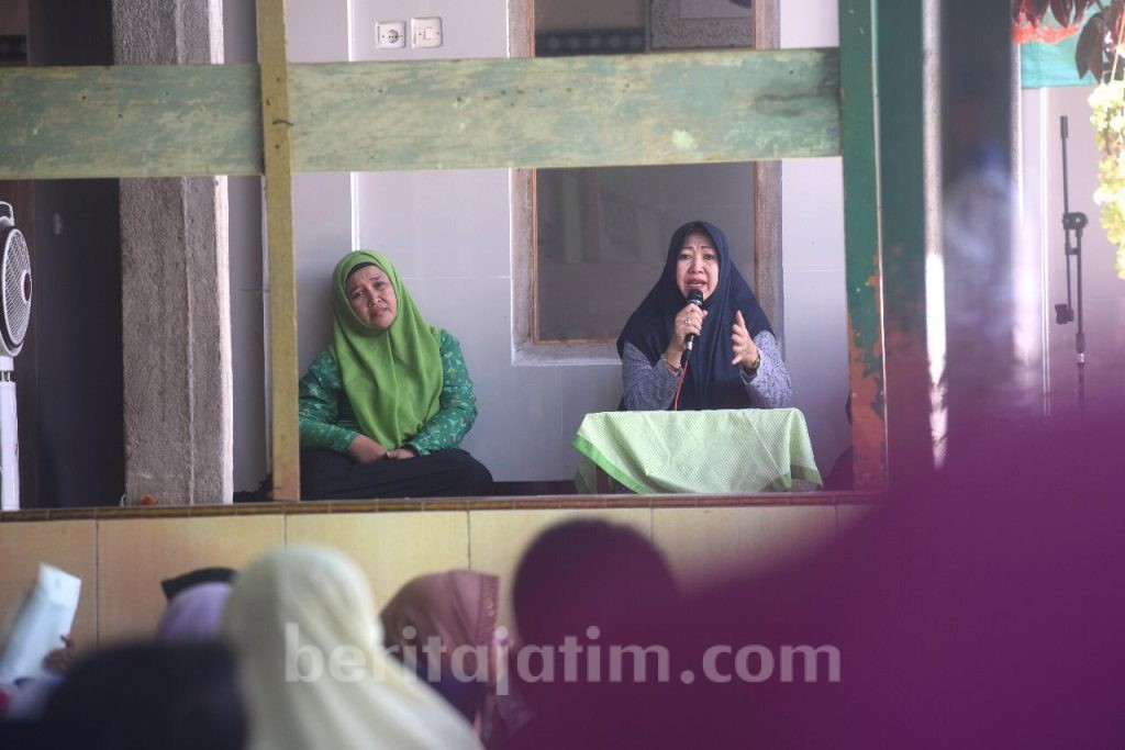 Ning Lik Beri Tausiyah dalam Peringatan Isra Mikraj di SDN Ngletih Kota Kediri