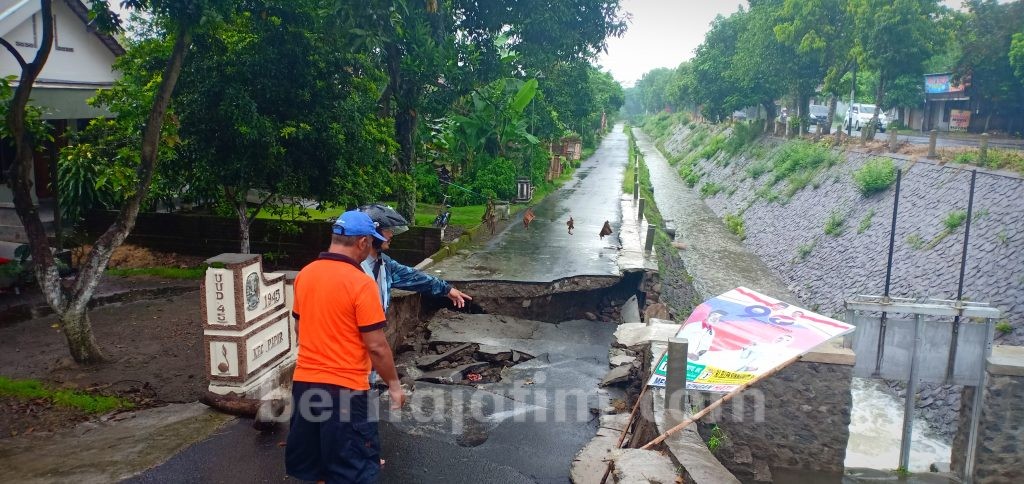 Tergerus Arus Sungai, Jalan Antardusun di Kediri Putus Total