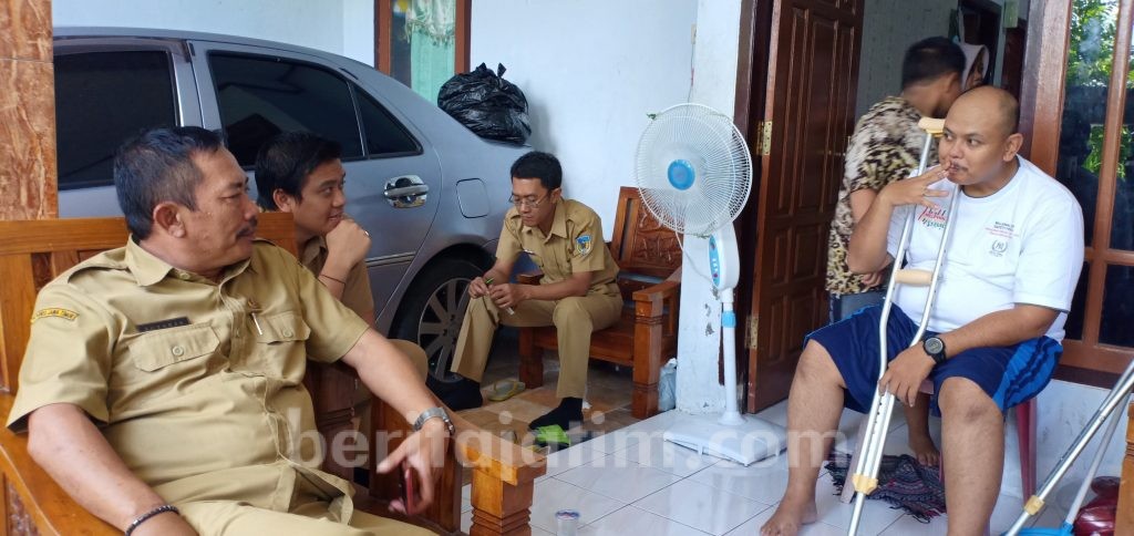 Diskominfo Kabupaten Kediri Jenguk Jurnalis yang Sakit