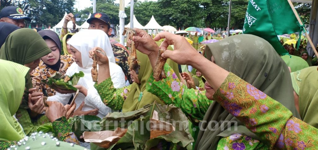 Muslimat NU Kabupaten Kediri Pecahkan Rekor MURI Sajian Ikan Lele Terbanyak
