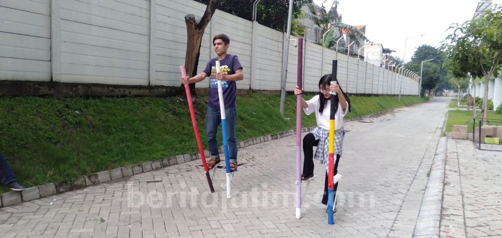 Lima Mahasiswa Asing UK Petra Main Egrang