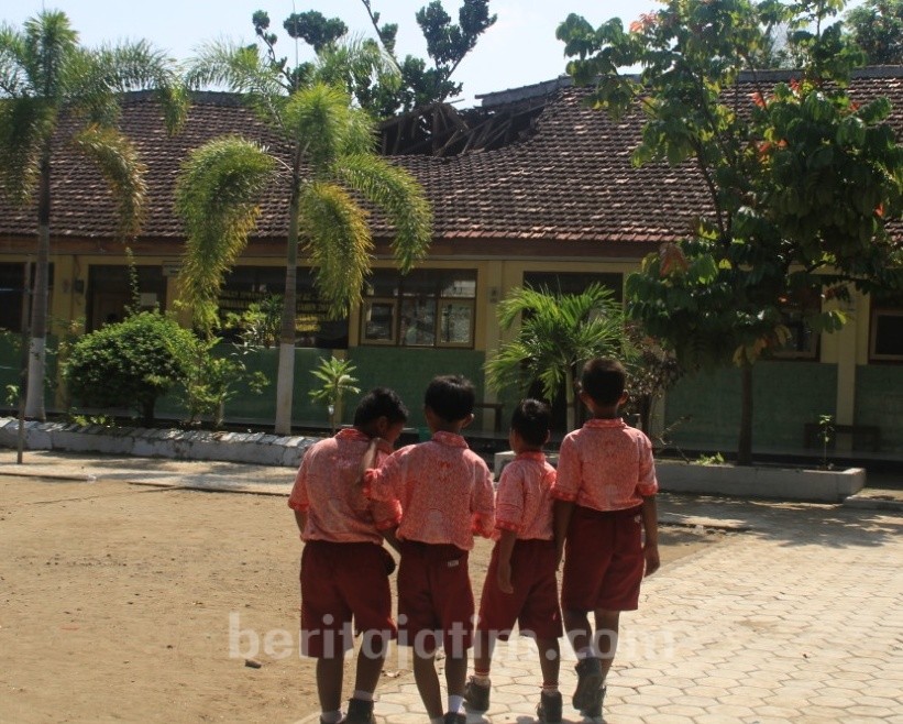 Atap Sekolah Ambrol, Murid Belajar dalam Intaian Bahaya