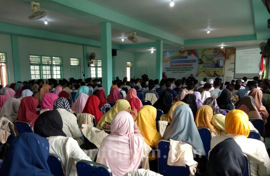 Ratusan Mahasiswa Digembleng Materi Wirausaha