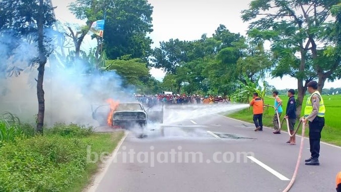 Tercium Bau Bensin, Mobil Sedan Tiba-tiba Terbakar