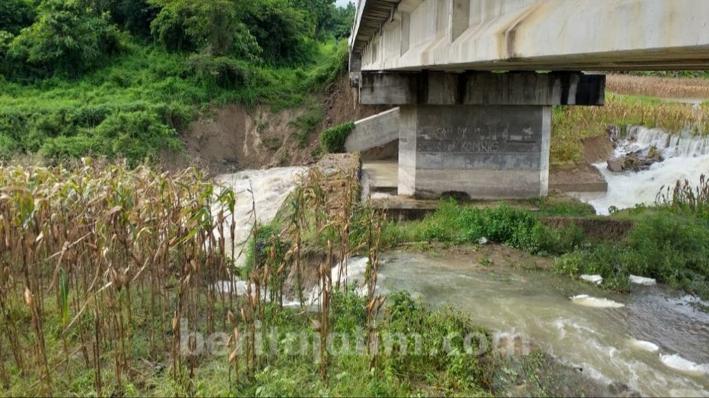 Sayap ‘Speilway’ Waduk Pacal Bojonegoro Longsor