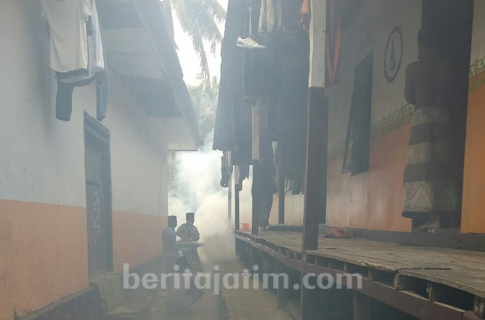 Petugas Kesehatan Lakukan Fogging di Pesantren