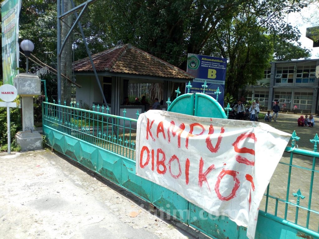 Mahasiswa Segel Kampus Undar