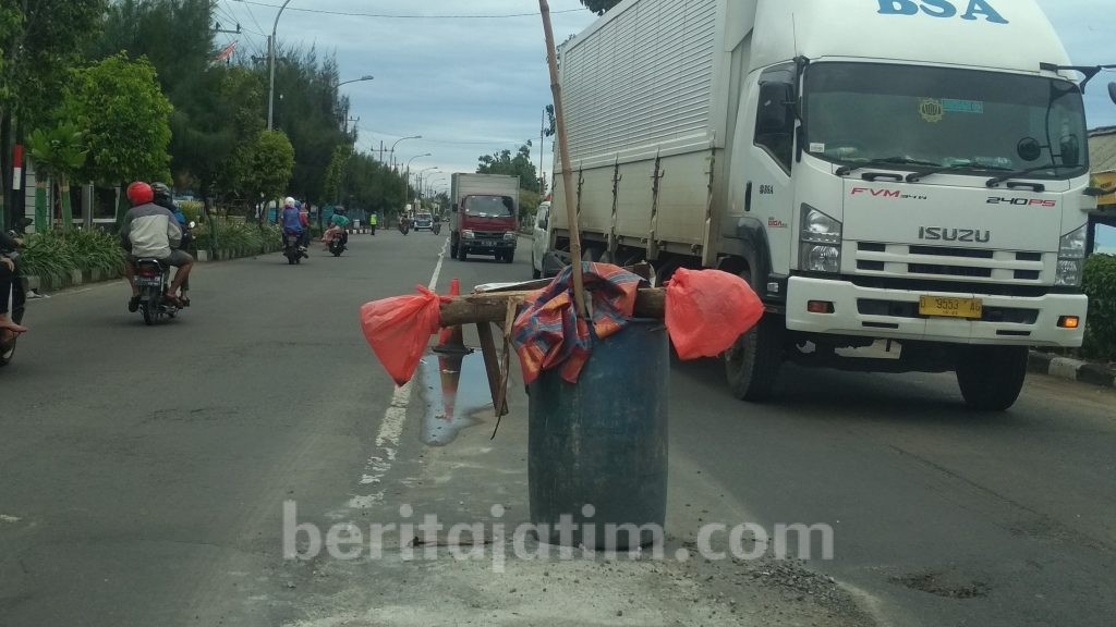 Sering Bikin Celaka, Warga Pasang Tong di Jalan Rusak
