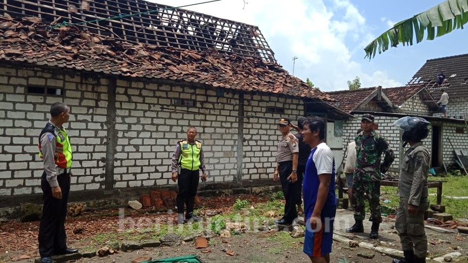 Diterjang Angin Puting Beliung, Belasan Rumah Rusak