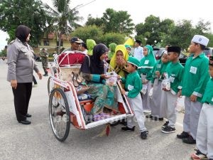 SDI Nurul Bayan Ajak Siswa Berbagi Rejeki ke Abang Becak