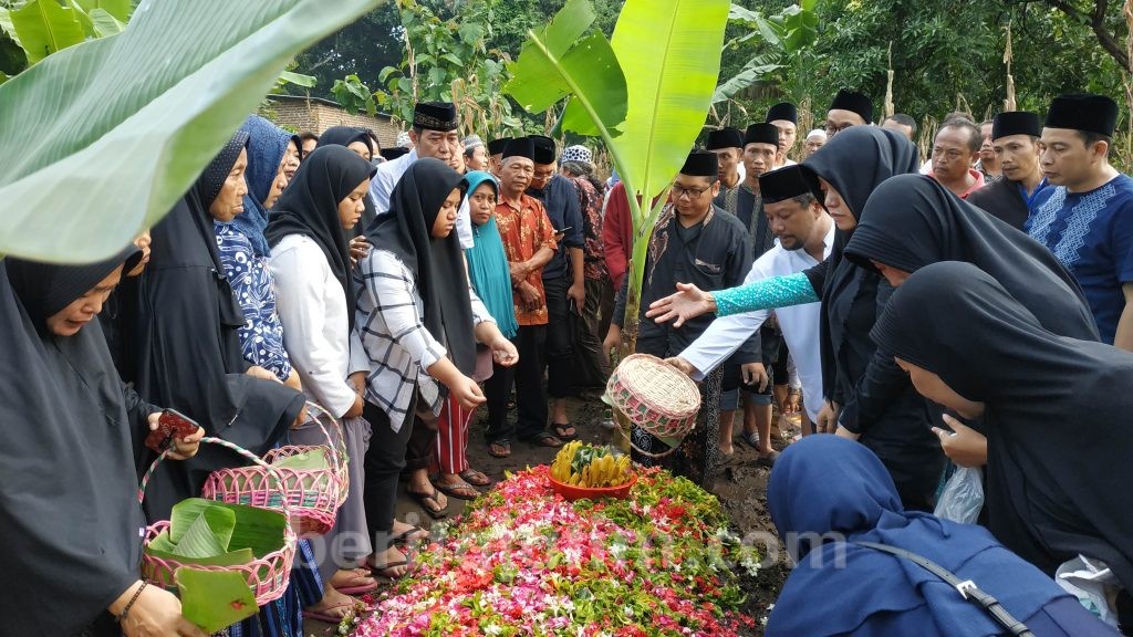 Pemakaman Anak Bupati Mojokerto Nonaktif Diwarnai Isak Tangis