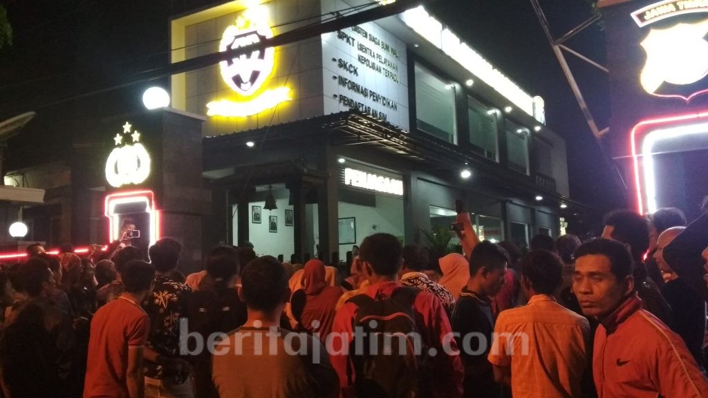 Malam-malam Polres Tuban Digeruduk Warga, Ini Sebabnya