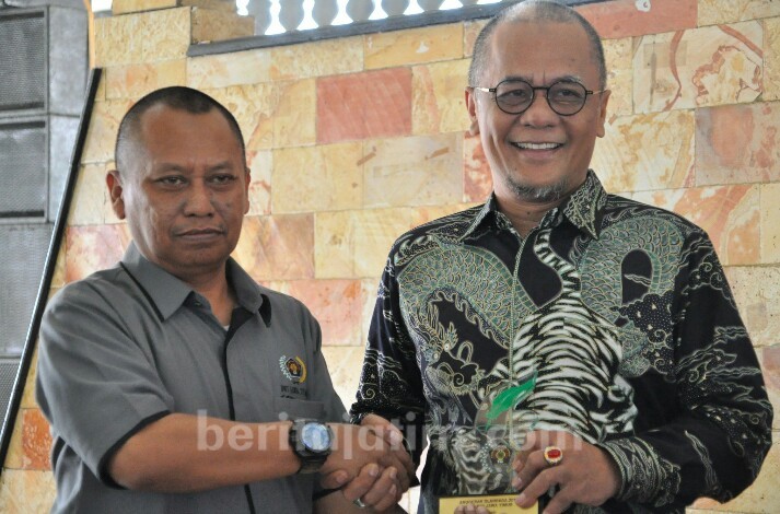 Haruna Sumitro Terima Penghargaan SIWO Award dari PWI Jatim