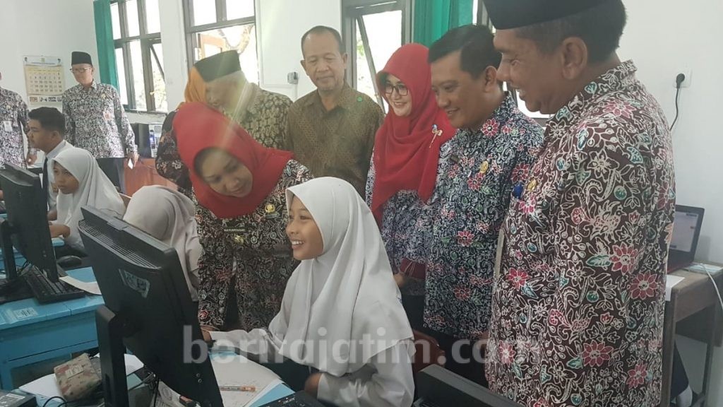 Tinjau USBN-BK, Walikota Mojokerto Resmikan Gedung Laboratorium TIK SMPN 4