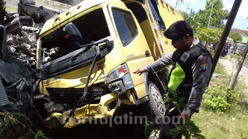 Truk Tabrak Motor, Ibu Dosen Luka Berat dan Anaknya Meninggal