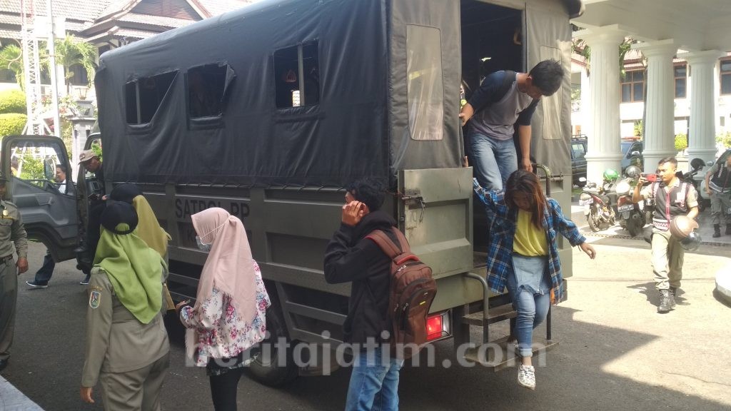 Razia Kos-kosan, Siswi Mesum Terjaring Razia di Kamar