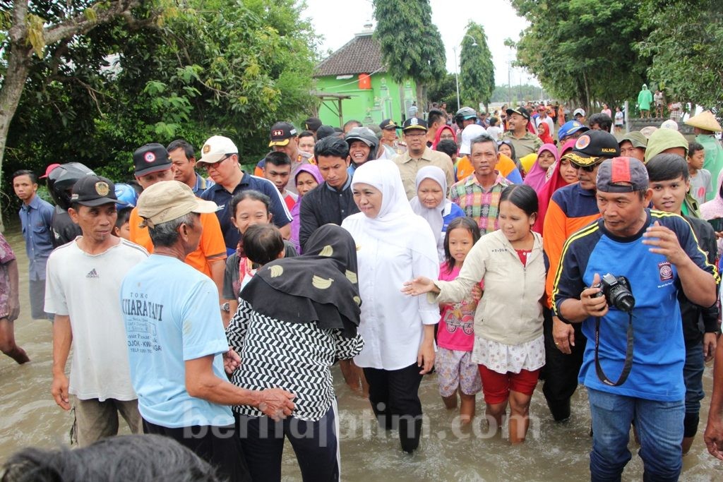 Banjir Madiun, Khofifah Minta Segera Perbaiki Tanggul Jebol dan Datangkan Eskavator