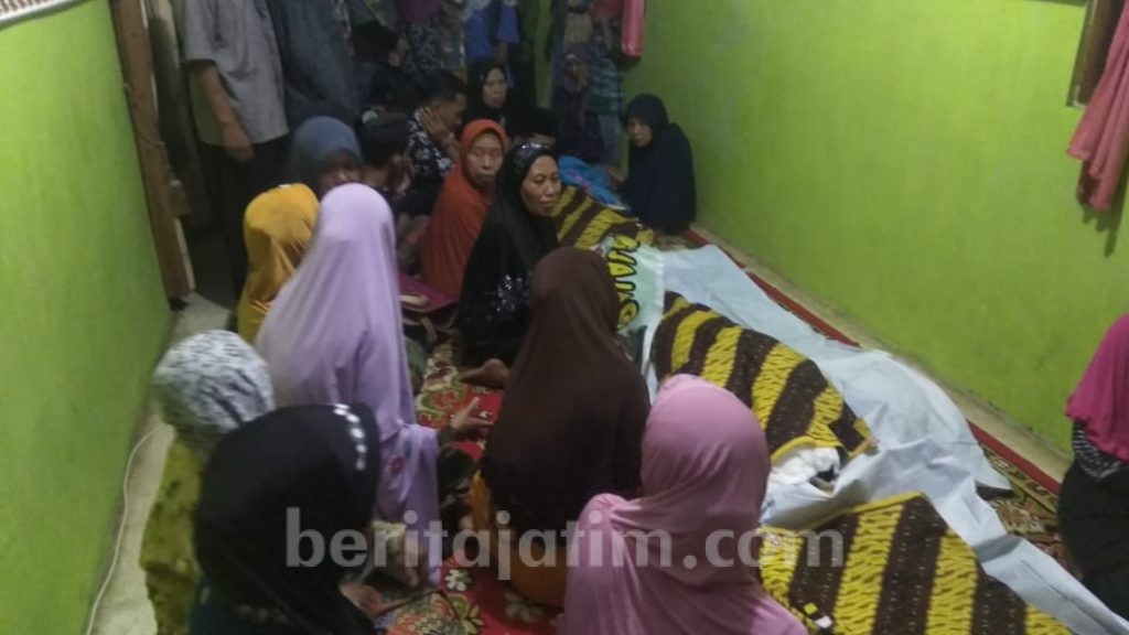 Kedatangan 6 Jenazah Kecelakaan Maut Probolinggo Disambut Isak Tangis