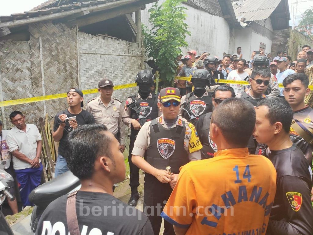 Rekonstruksi Penganiayaan Mantan Kades Dibajiri Warga