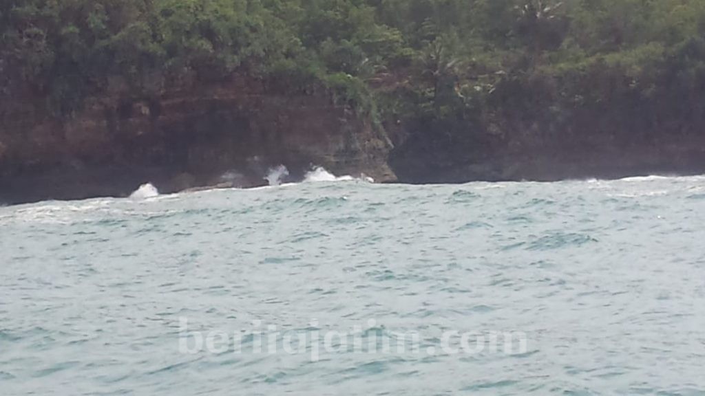 Perahu Nelayan Dihantam Ombak, 1 Selamat, 1 Hilang