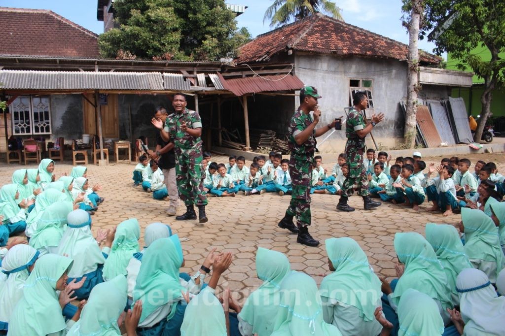 Trauma Healing Kembalikan Senyum Ceria Anak-anak Korban Banjir