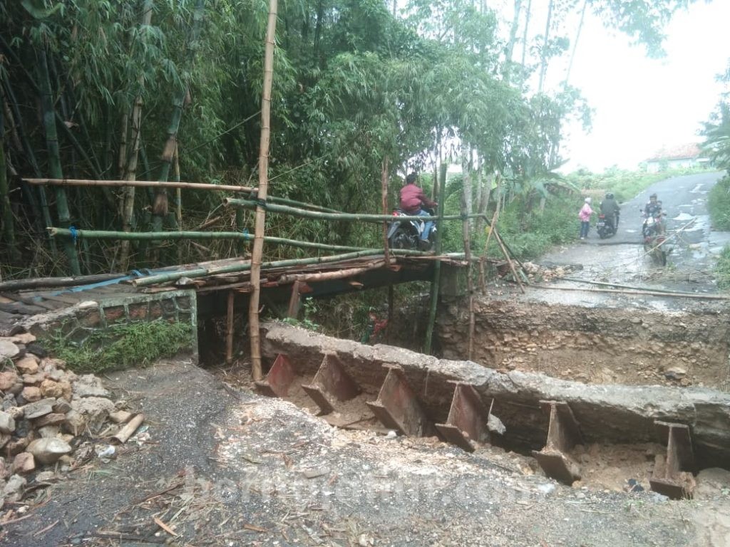 Jembatan Era Orde Baru di Sampang Ambruk