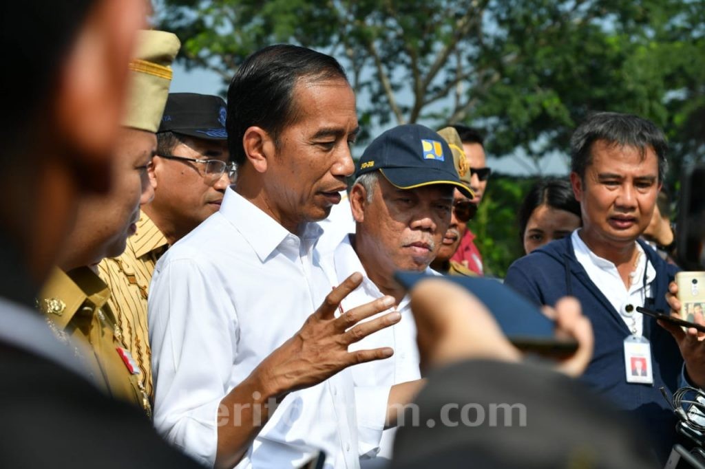 Naik KRL di Jam Padat, Jokowi: Solusinya Dibangun Kereta Layang