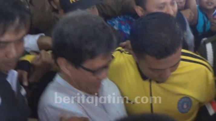 Kejutan! Rocky Gerung Datang ke Unmuh Jember Naik Ambulans