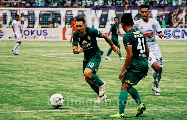 Pemain Persebaya Masuk Stadion Kanjuruhan Naik Barracuda