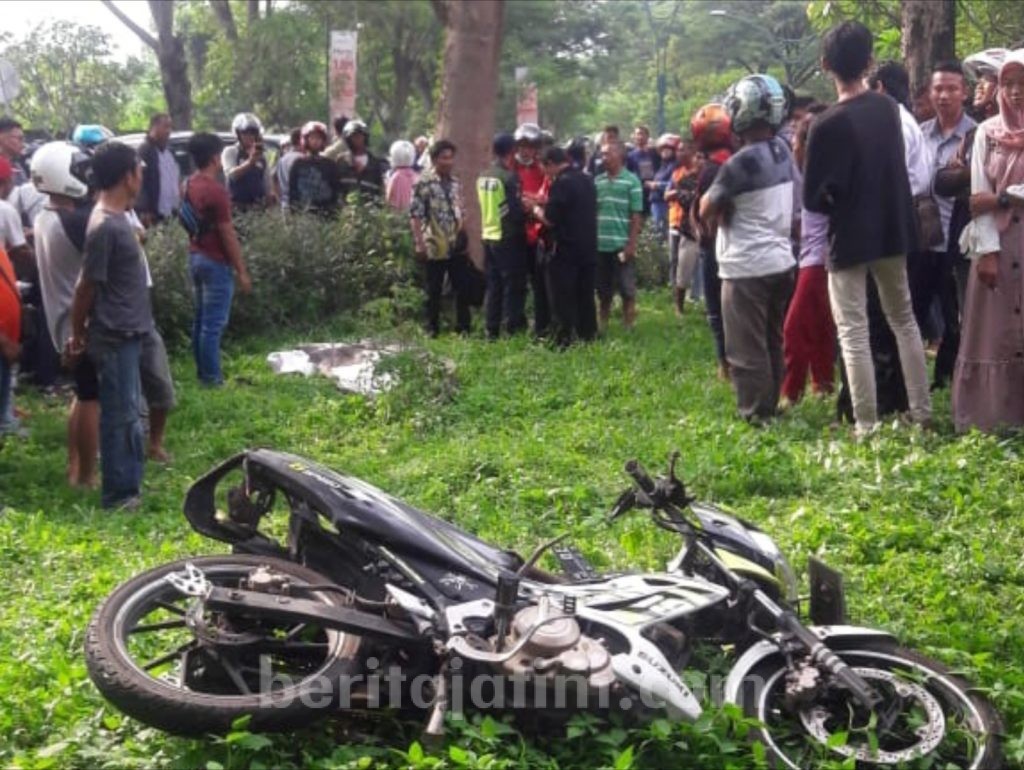 Naik Motor, Pelajar 12 Tahun Senggol Pembatas Jalan, Meninggal