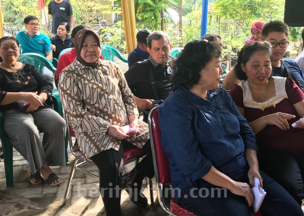 Datangi TPS 1 Jajar Tunggal, Risma Antre Gunakan Hak Suara