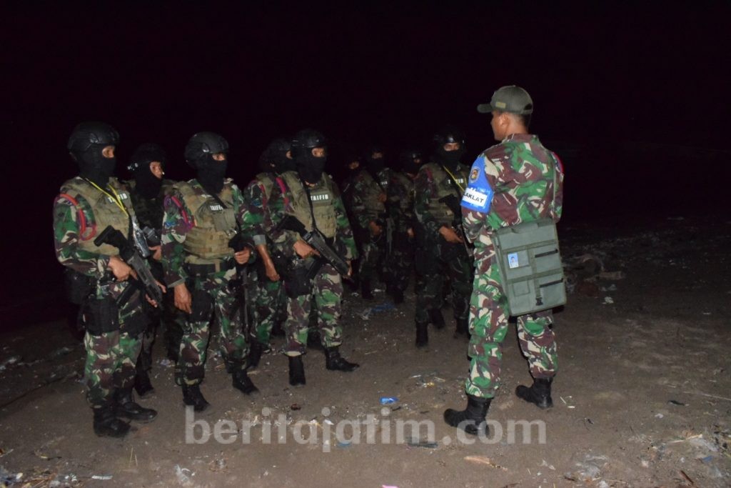 Prajurit Marinir Latihan Tempur di Pantai Grati