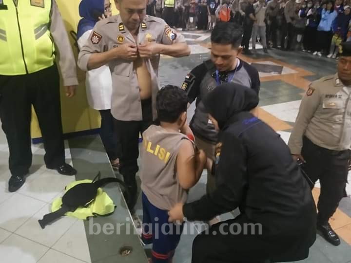 Viral, Anggota Polres Malang Selamatkan Aremania Cilik yang Kedinginan