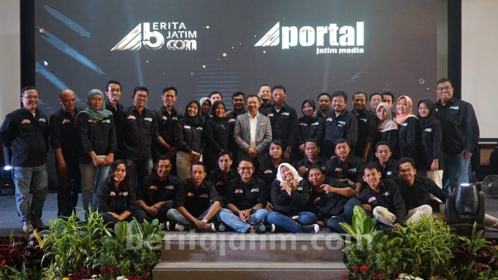 Terima kasih Kami Ucapkan Atas Kiriman Karangan Bunga dan Kue Ulang Tahun