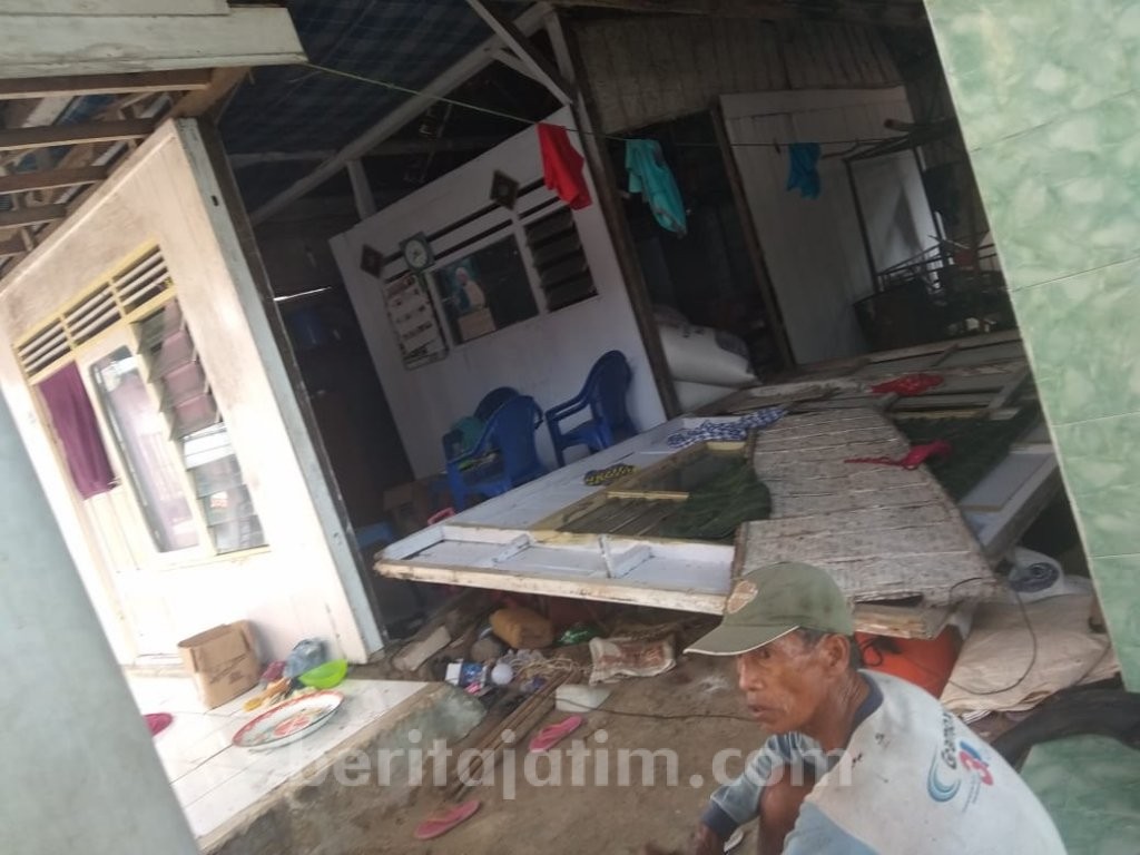 Khawatir Gempa Susulan, Warga Raas Tidur di Halaman Rumah