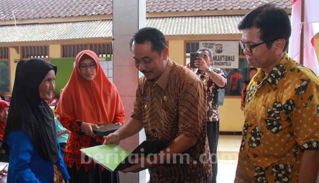 Ratusan Warga Ringintelu Terima Sertifikat Tanah