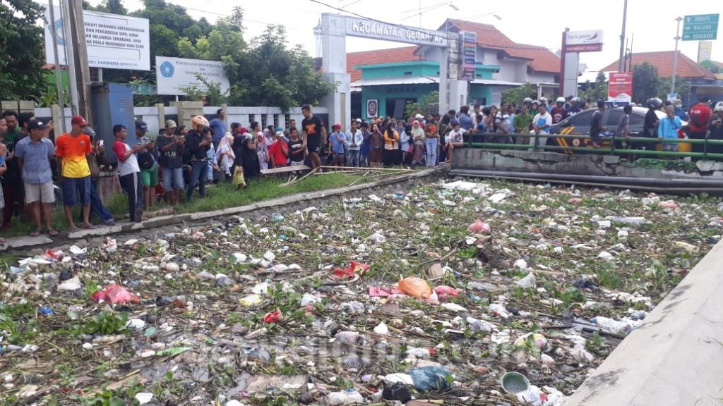 Geger Mayat Tersangkut Sampah di Sungai depan Kantor Kecamatan Gedangan