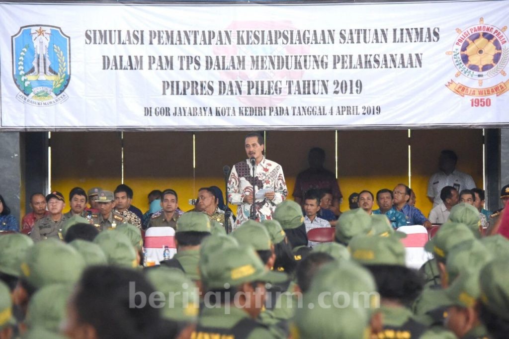 2376 Satlinmas Kota Kediri Apel Besar dan Simulasi Pengamanan Pemilu 2019