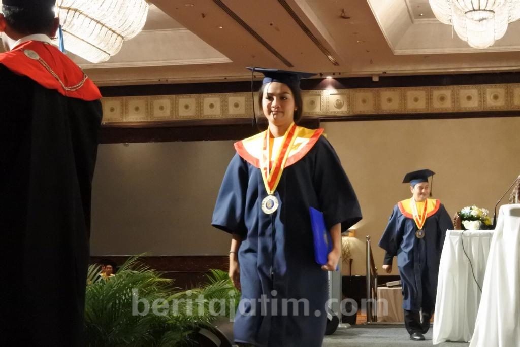 Ibu dan Anak Lulus Magister UNNAR Bersama