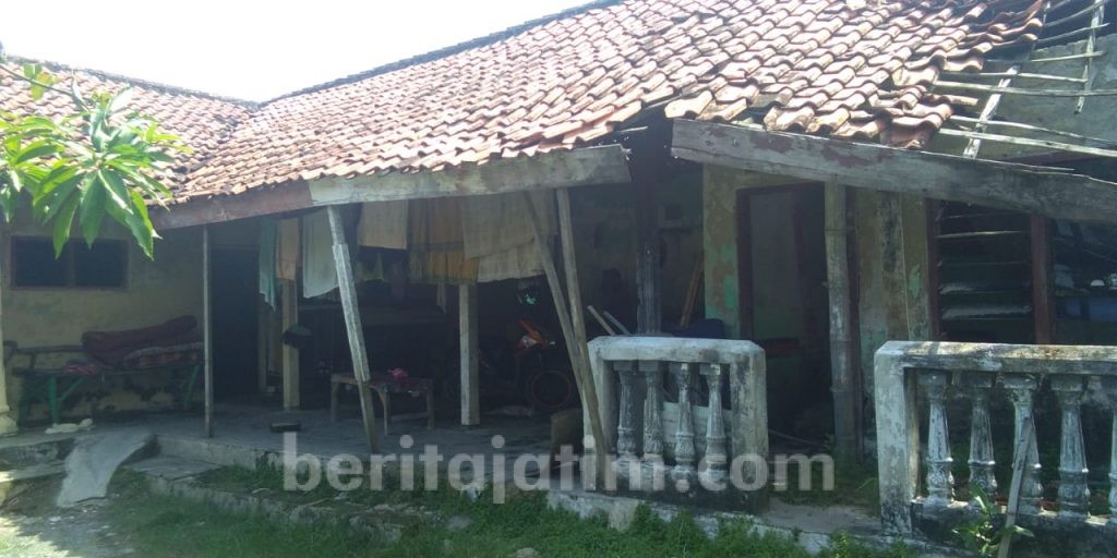 Miris, Rumah Penggali Kubur Nyaris Roboh