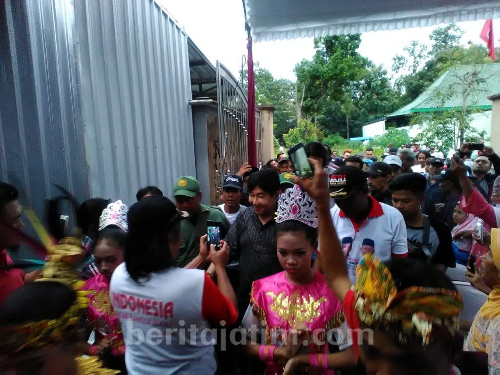 Guruh Soekarno Disambut Isak Tangis Petani Lereng Kelud Kediri