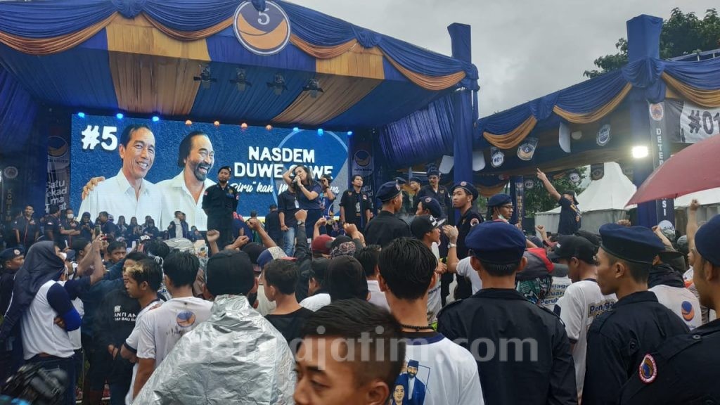 Hujan Angin, Ribuan Kader NasDem Tak Beranjak Dengarkan Surya Paloh