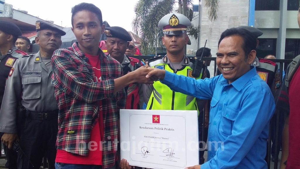LMND Berikan Sertifikat ‘Kendaraan Politik Praktis’ kepada Dirut PDAM Jember