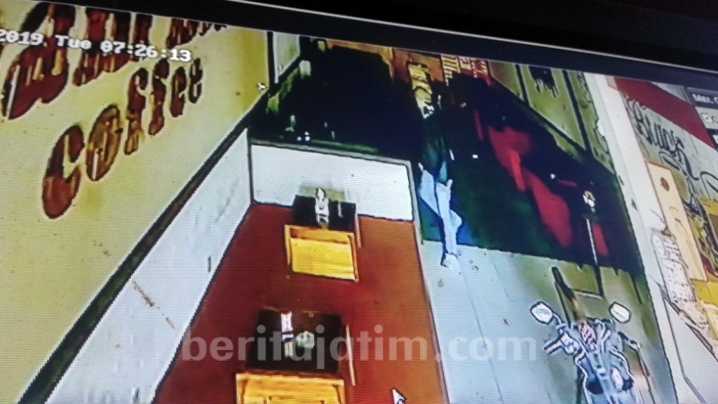 Curi HP di Kafe, Pria Ini Terekam CCTV