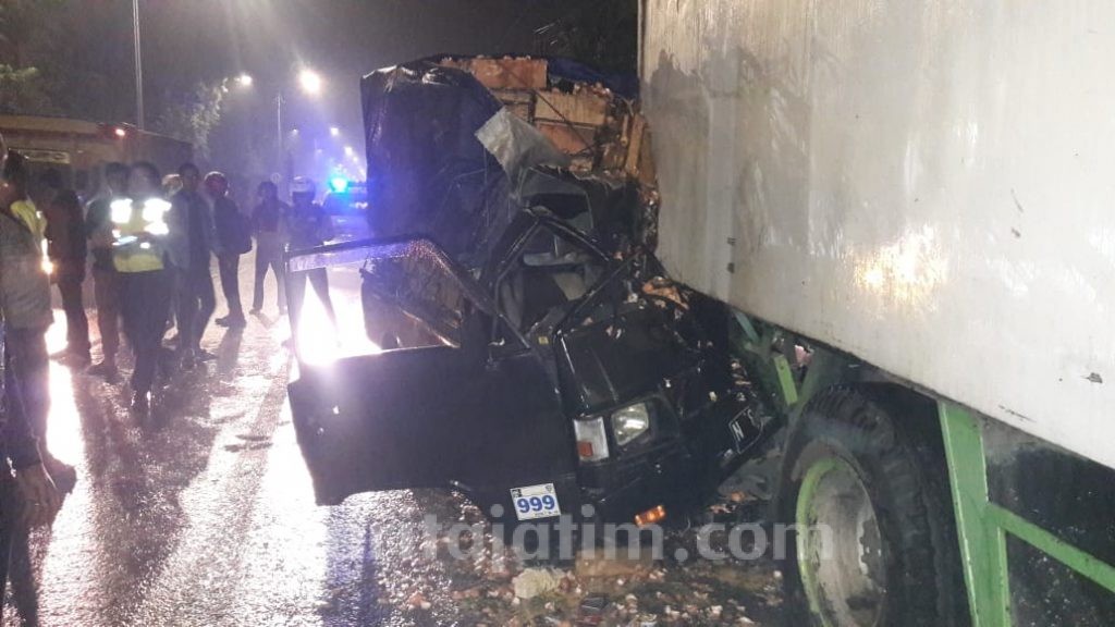 Sopir Ngantuk, Pikap L300 Seruduk Truk Parkir, Kenek Tewas Terjepit