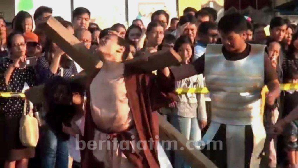 Teatrikal Jalan Salib di Gereja Katolik Sidoarjo Bikin Jemaat Menangis
