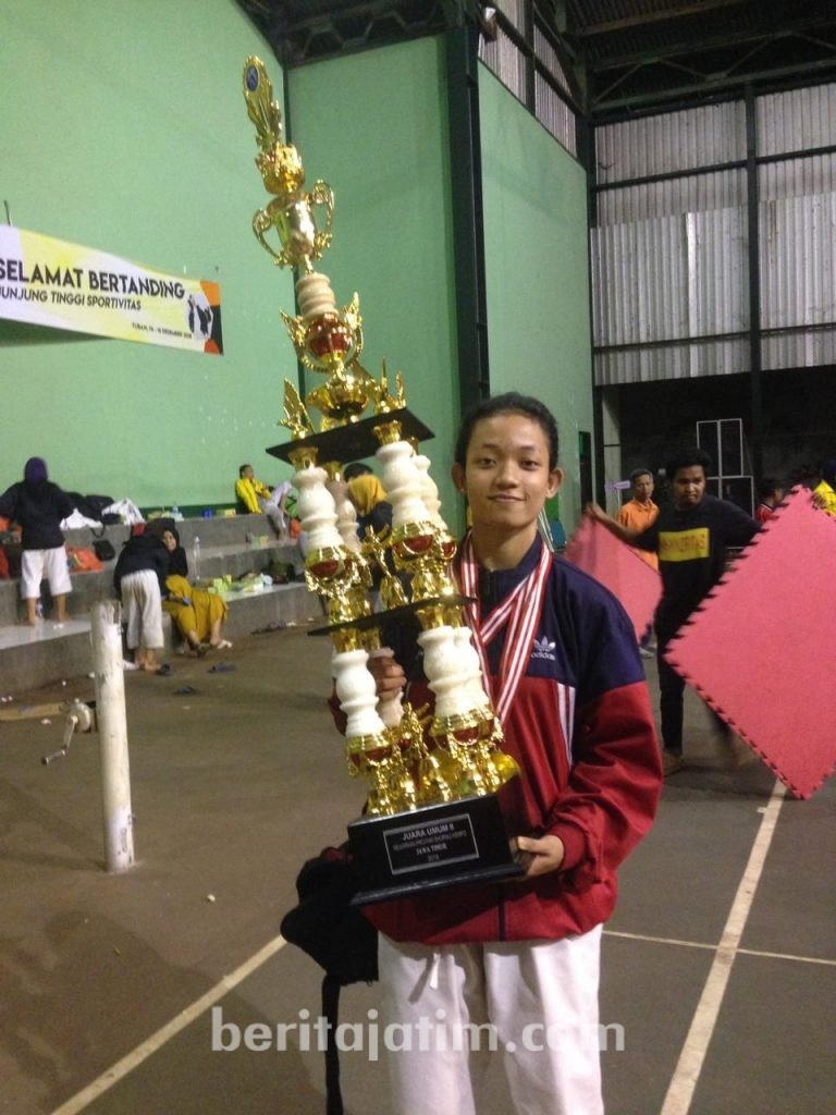 Mahasiswi UNNAR Ini Koleksi 42 Medali Kejuaraan Kempo Sejak Kecil